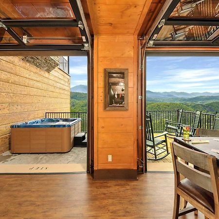 Skyview Mansion:13Bdrm, 17Bath, Sleeps 70, Indoor Pool, Amazing Views Villa Pigeon Forge Exterior photo